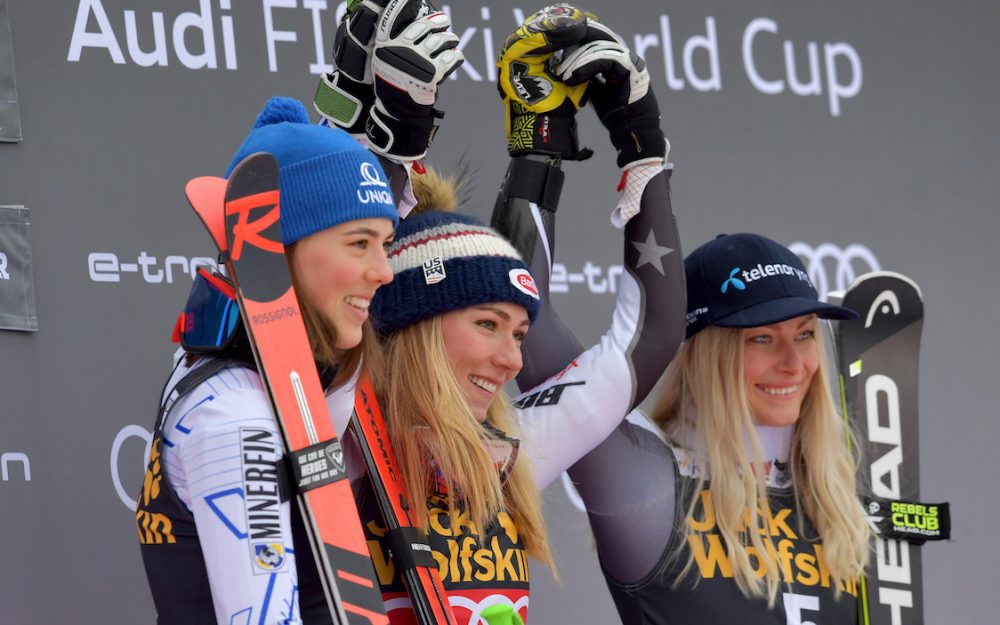 Petra Vlhova und Mikaela Shiffrin feiern ihren Sieg im Riesenslalom von Maribor. Ragnhild Mowinckel wird Dritte. – Foto: GEPA pictures