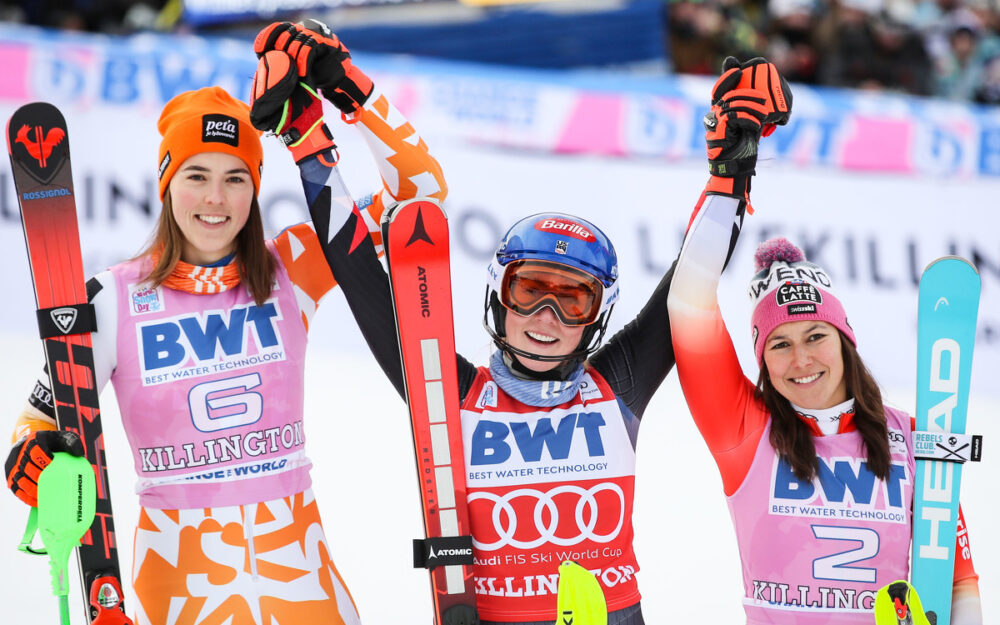 Mikaela Shiffrin (Mitte) gewinnt den Weltcup-Slalom von Killington vor Petra Vlhova (links) und Wendy Holdener. – Foto: GEPA Pictures