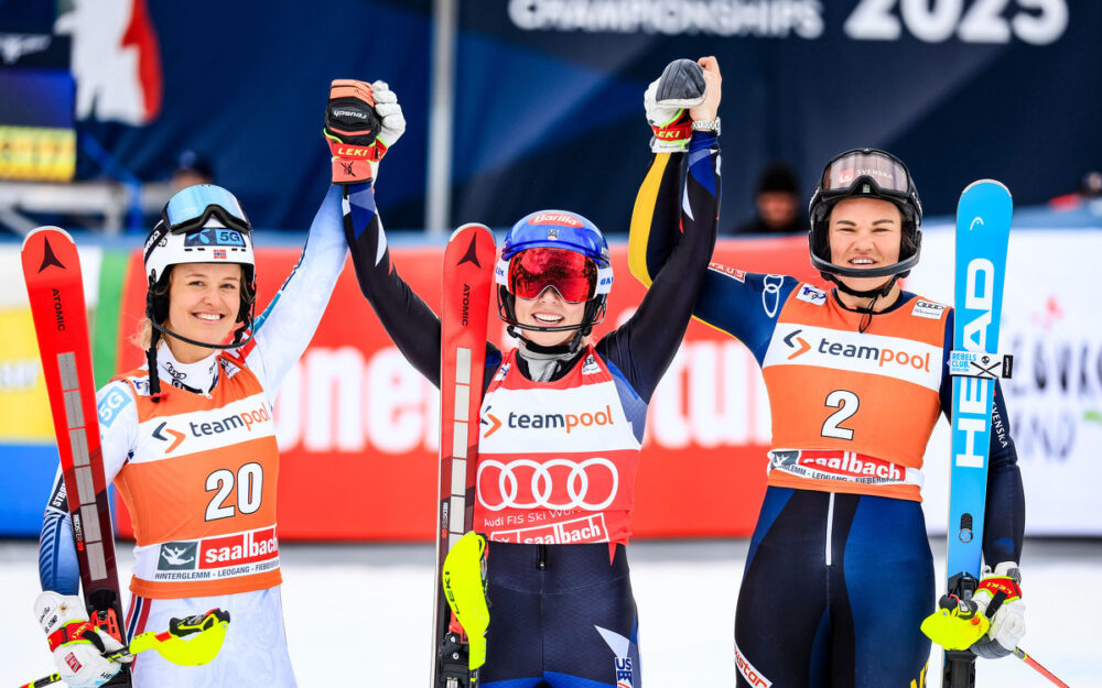 Mikaela Shiffrin (Mitte) gewinnt den letzten Slalo des Winters vor Mina Fuerst Holtmann (links) und Anna Swenn Larsson. – Foto: GEPA pictures