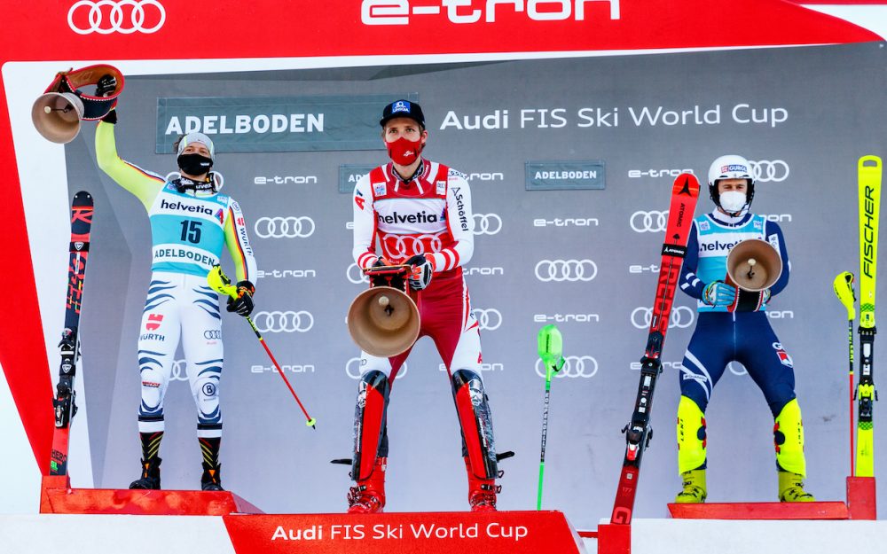 Linus Strasser (links), Marco Schwarz (Mitte) und Dave Ryding läuten in Adelboden den Sonntagnachmittag ein. – Foto: GEPA pictures