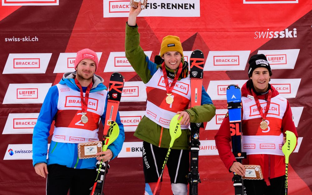 Nachwuchs: Slalom-Titel für Luc Roduit und Niklas Trummer Federico Toscano, Luc Roduit und Andri Moser (v.l.) bei der Siegerehrung U21. – Foto: rk-photography.ch