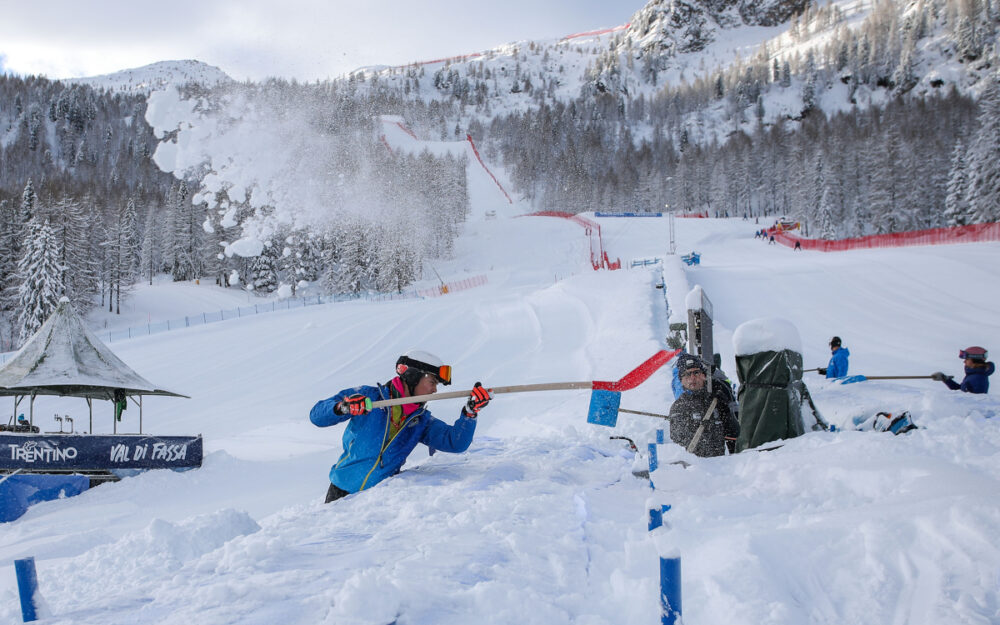 Der grosse Einsatz hat nichts genützt: die starken Schneefälle haben die Rennen im Val di Fassa verhindert. – Foto: GEPA pictures