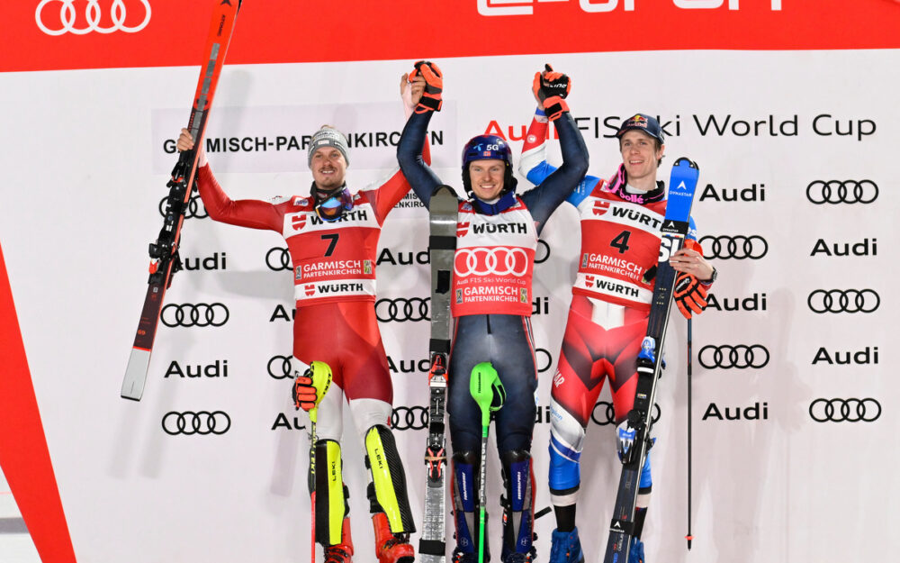 Der 1. Sieg – Henrik Kristoffersen löst das Hirscher-Versprechen ein Manuel Feller (links), Henrik Kristoffersen und Clement Noel (rechts) auf dem Podest in Garmisch-Partenkirchen. – Foto: GEPA pictures