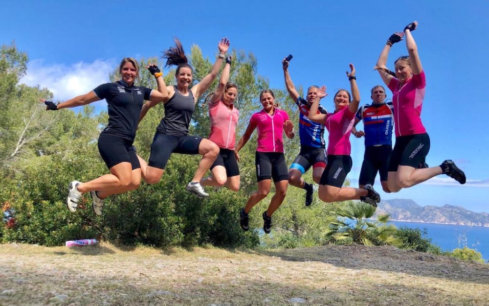 Keine Zeit für Luftsprünge wie im Mai 2019 auf Mallorca. Die Schweizer Speed-Frauen trainieren derzeit zuhause. – Foto: zvg