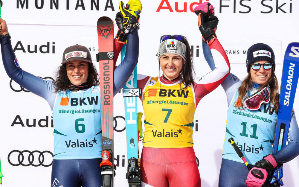 Stephanie Venier (Mitte) gewinnt vor Federica Brignone (links) und Marta Bassino. – Foto: GEPA pictures