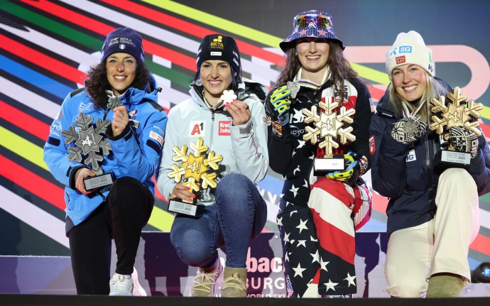Ski-WM: Stephanie Venier lässt Österreich dank Super-G-Gold jubeln Jubel bei den Medaillengewinnerinnen (v.l): Federica Brignone (2.), Stephanie Venier (Weltmeisterin, Kajsa Vickhoff Lie und Lauren Macuga (3.). – Foto: GEPA pictures