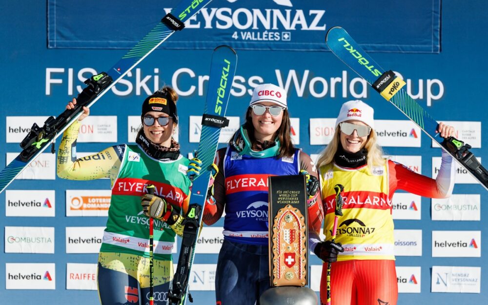 Skicross: 77. Weltcup-Podestplatz für Fanny Smith Daniela Maier, Marielle Thompson und Fanny Smith (v.l.) am Sonntag bei der Siegerinnenehrung. – Foto: GEPA pictures
