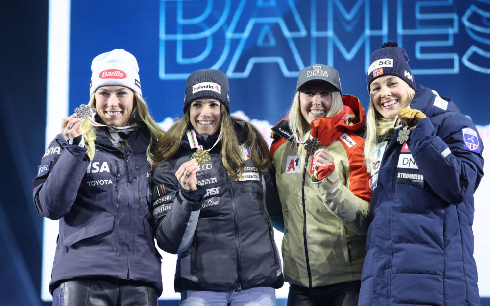 Mikaela Shiffrin, Marta Bassino, Cornelia Hütter und Kajsa Vickhoff Lie (v.l.) in Feierlaune.  – Foto: GEPA pictures