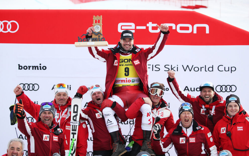 Vincent Kriechmayr feiert mit dem Team seinen Erfolg. – Foto: GEPA pictures