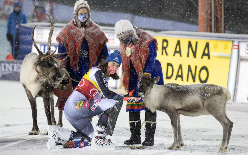 Siegerin Petra Vlhova mit ihrem zweiten Rentier. Das erste taufte die Slowakin Igor, wie wohl das zweite heissen wird? – Foto: GEPA pictures