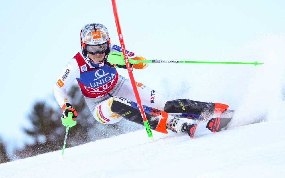 Petra Vlhova geht als Führende in die Pause des Slaloms von Lienz. – Foto: GEPA pictures