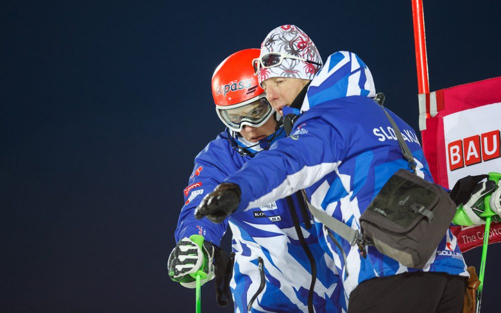 Livio Magoni erklärt Petra Vlhova die schnelle Linie. – Foto: GEPA pictures