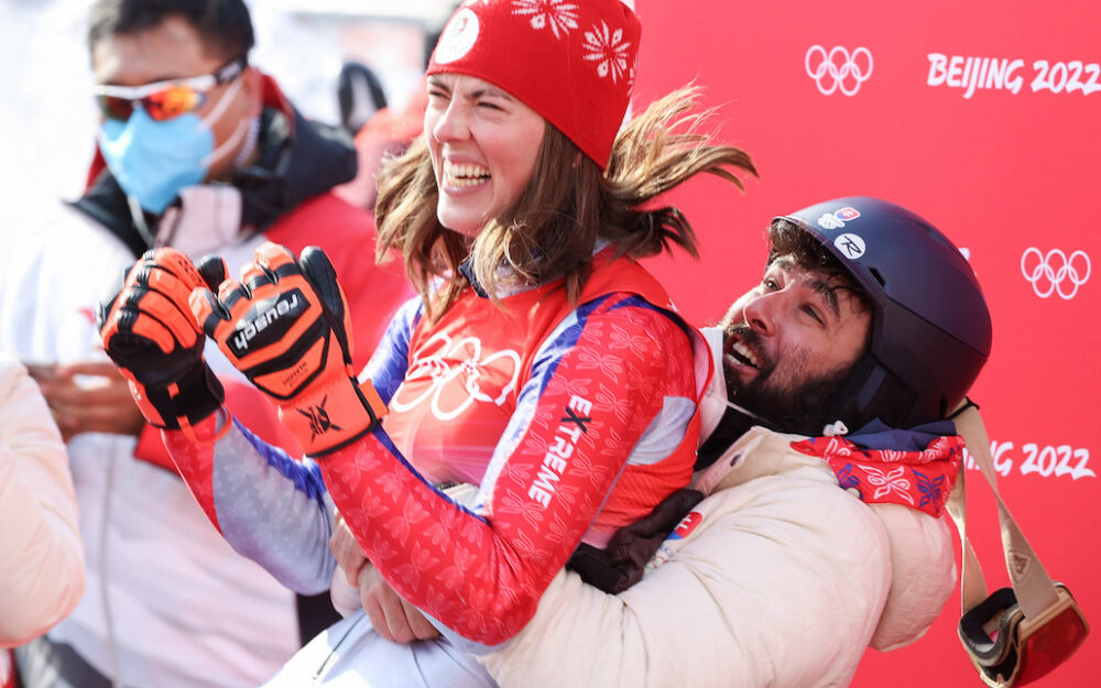 Petra Vlhova wird nach dem Feststehen des Olympiasieges von ihrem Bruder geherzt. – Foto: GEPA pictures