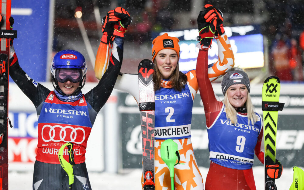 Petra Vlhova setzt sich im Duell gegen Mikaela Shiffrin durch Mikaela Shiffrin, Petra Vlhova und die Österreicherin Katharina Truppe stellen sich beim letzten Weltcup-Rennen vor Weihnachten den Fotografen. – Foto: GEPA pictures