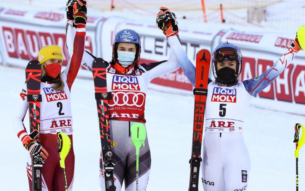 Petra Vlhova (Mitte) gewinnt den Slalom von Are vor Katharina Liensberger (links) und Mikaela Shiffrin (rechts) und übernimmt die Führung im Gesamtweltcup. – Foto: GEPA pictures