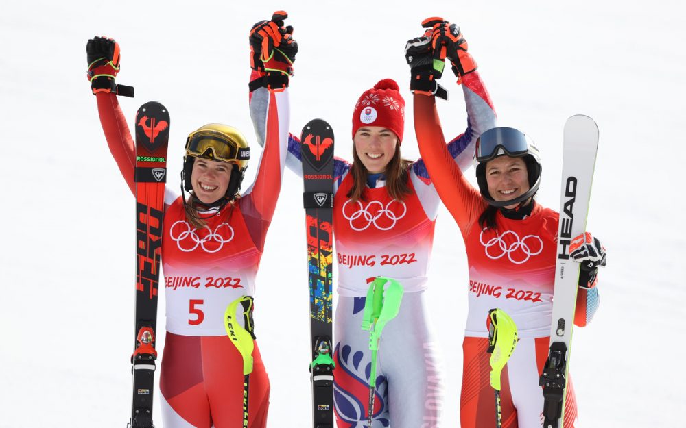 Petra Vlhova (Mitte) holt Olympiagold im Slalom. Silber sichert sich Katharina Liensberger (links) vor Wendy Holdener (rechts) - Foto: GEPA pictures