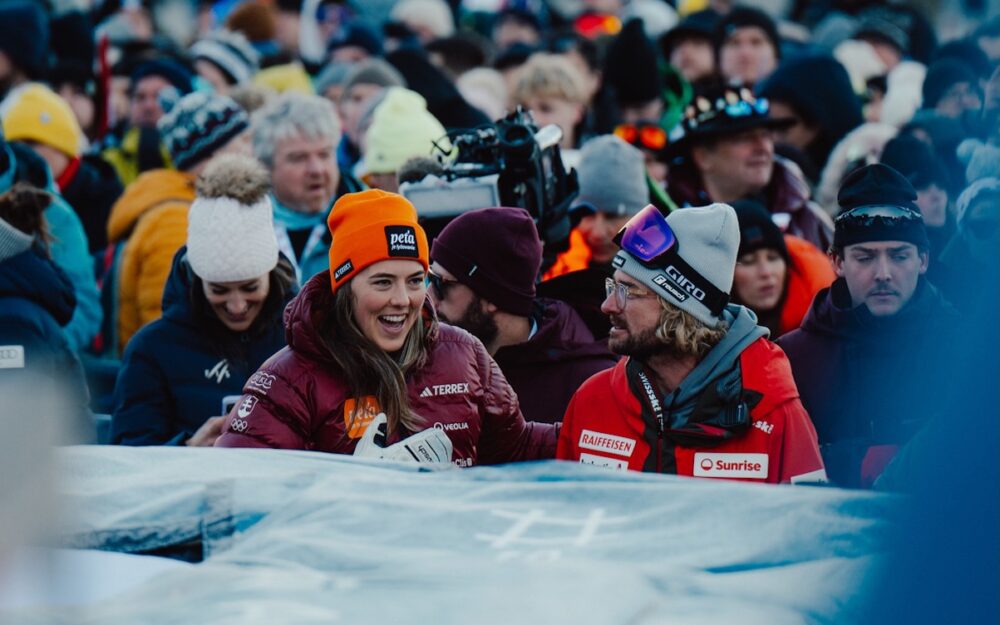 Petra Vlhova: „Ich weiss nicht, was passieren wird“ Beim Weltcup-Rennen am Semmering (Dezember 2024) konnte Petra Vlhova immerhin wieder lachen (im Gespräch mit Swiss-Ski-Medienbetreuer Jerome Krieg). – Foto: GEPA pictures