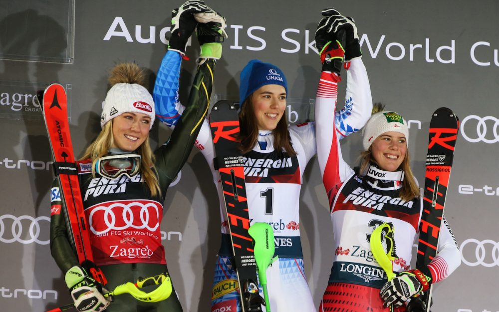 Mikaela Shiffrin (links), Petra Vlhova und Katharina Liensberger (rechts) strahlen um die Wette. – Foto: GEPA pictures