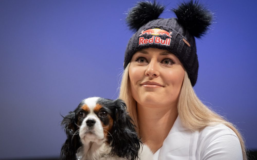 Mit Hund Lucy und einer Mickey-Ohren-Mütze trat Lindsey Vonn in Cortina vor die Presse. – Foto: GEPA pictures