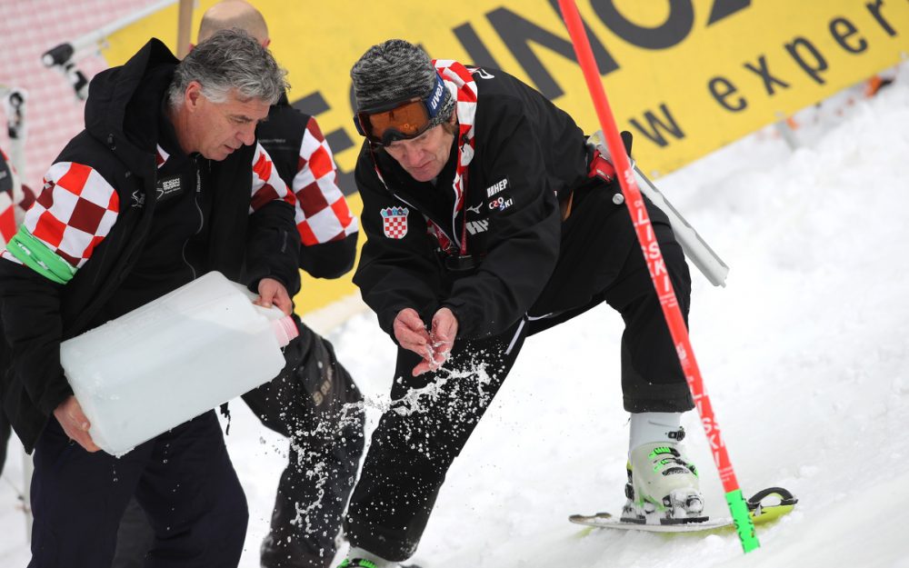 Intensive Arbeiten an der Piste haben nicht geholfen – das Rennen musste abgebrochen werden. – Foto: GEPA pictures