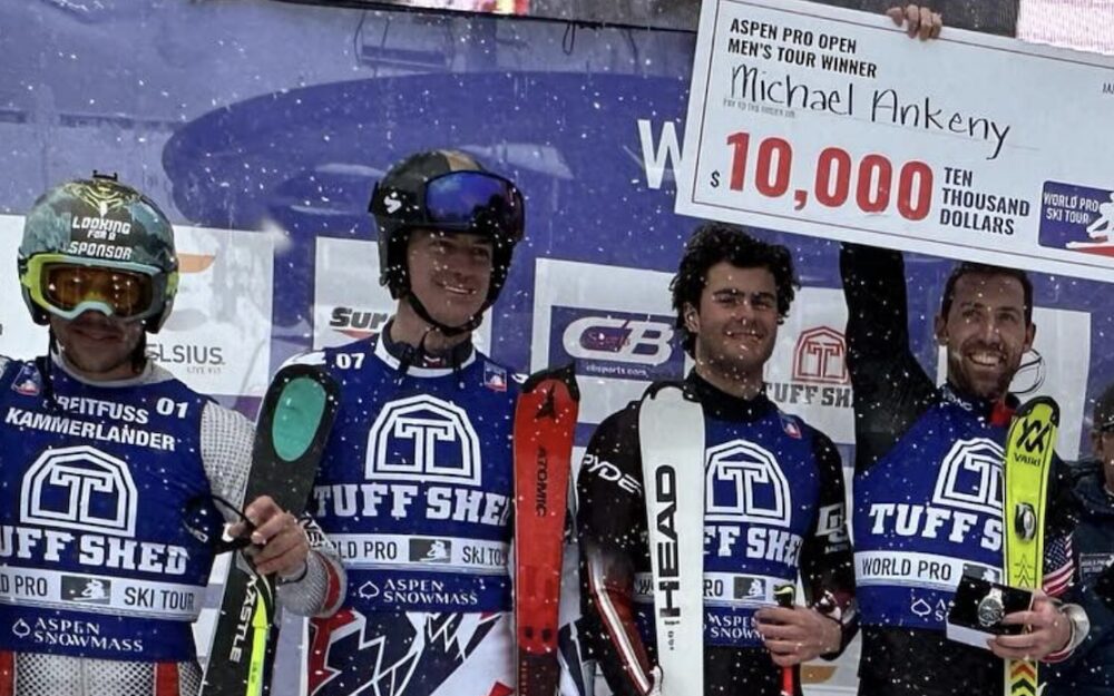 WPST: Routinier Michael Ankeny holt sich den Siegercheck Simon Breitfuss Kammerlander (4.), Filip Forejtek (3.), Christian Soevik (2.) und Sieger Michael Ankeny (v.l.) bei der Siegerehrung im Schneetreiben von Aspen. – Foto: WPST