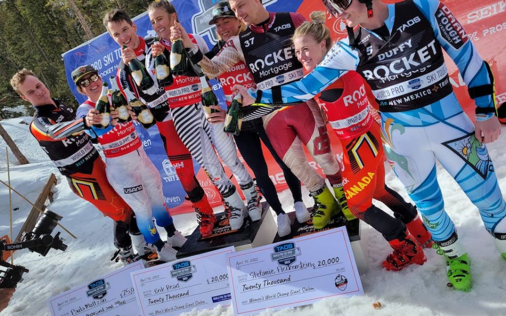Saisonabschluss der World Pro Ski Tour: am Ende gab es die Siegerinnen- und Siegerchecks für die Besten des Tages. – Foto: zvg WPST