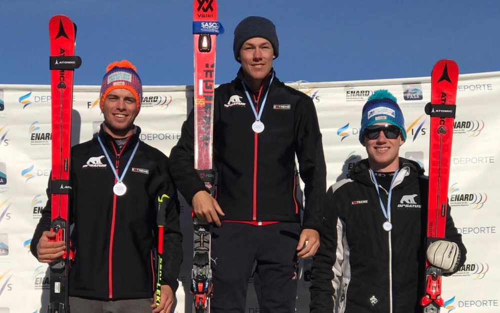 Dreifach-Triumph der Walliser in El Bolson Alain Zurbriggen (Mitte), Dionys Kippel (rechts) und Lars Kuonen bei der Siegerehrung.. – Fotos: zvg Orsatus / rk-photography