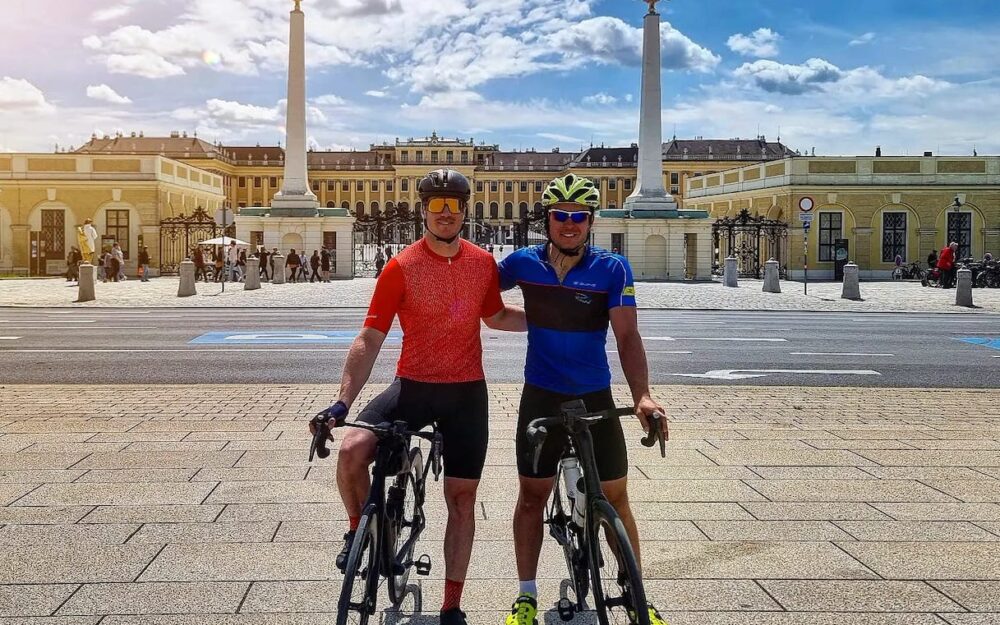 Geschafft. Nach 4 Tagen, 629 Kilometern und 4508 Höhenmetern sind Marco Pfiffner (links) und Ralph Weber vor dem Schloss Schönbrunn in Wien eingetroffen. – Foto: zvg