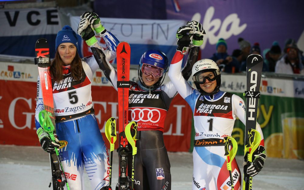 Die „Snow Queen“ heisst zum vierten Mal Mikaela Shiffrin Ein gewohntes Bild: Petra Vlhova (links) und Wendy Holdener (rechts) nehmen Siegerin Mikaela Shiffrin in die Mitte. – Foto: GEPA pictures