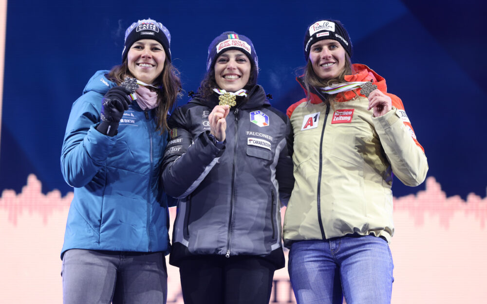 Wendy Holdener, Weltmeisterin Federica Brignone und Ricarda Haaser (v.l.). – Foto: GEPA pictures