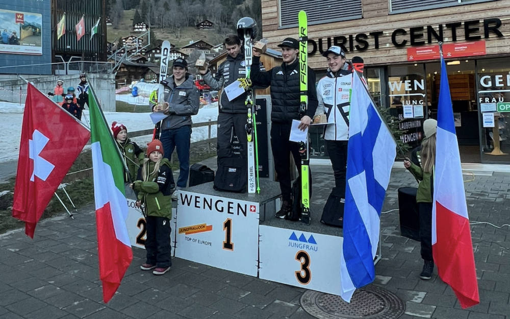 Denis Corthay, Nicolo Molteni, Elian Lehto (FIN) und Florian Loriot (v.l.) bei der Siegerehrung in Wengen. – Foto: zvg