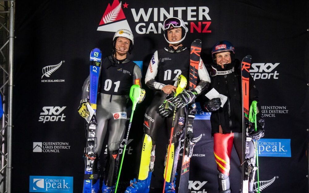 Adam Zampa, Luke Winters und Sam Maes (v.l.) auf dem Podium des Parallel-Rennens. – Foto: zvg