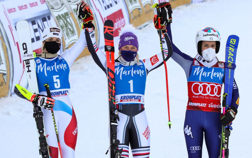 Tessa Worley (Mitte) freut sich über ihren 14. Weltcupsieg, Lara Gut-Behrami (links) und Marta Bassino (rechts) assistieren die Französin dabei. – Foto: GEPA pictures