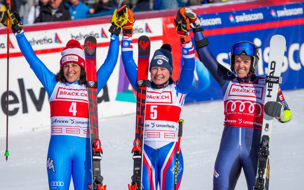 Tessa Worley gewinnt nach 2018 zum zweiten Mal in der Lenzerheide Federica Brignone, Tessa Worley und Sara Hector werden bei der Siegerinnenehrung in der Lenzerheide das Podest "bevölkern". – Foto: GEPA pictures