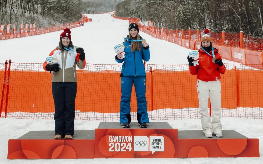 Hinter Camilla Vanni (Mitte) holten sich Eva Schachner (links) und Shaienne Zehnder die Medaillen im Super-G der Frauen. – Foto: GEPA pictures