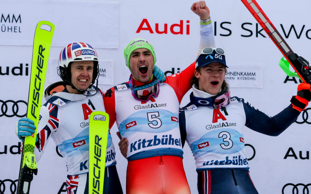 Zweiter Kitzbühel-Sieg für Daniel Yule Daniel Yule (Mitte) kann sich zum zweiten Mal als Kitzbühel-Sieger feiern lassen. Beim Fototermin der Top-3 dabei: Dave Ryding (links) und Lucas Braathen. – Foto: GEPA pictures