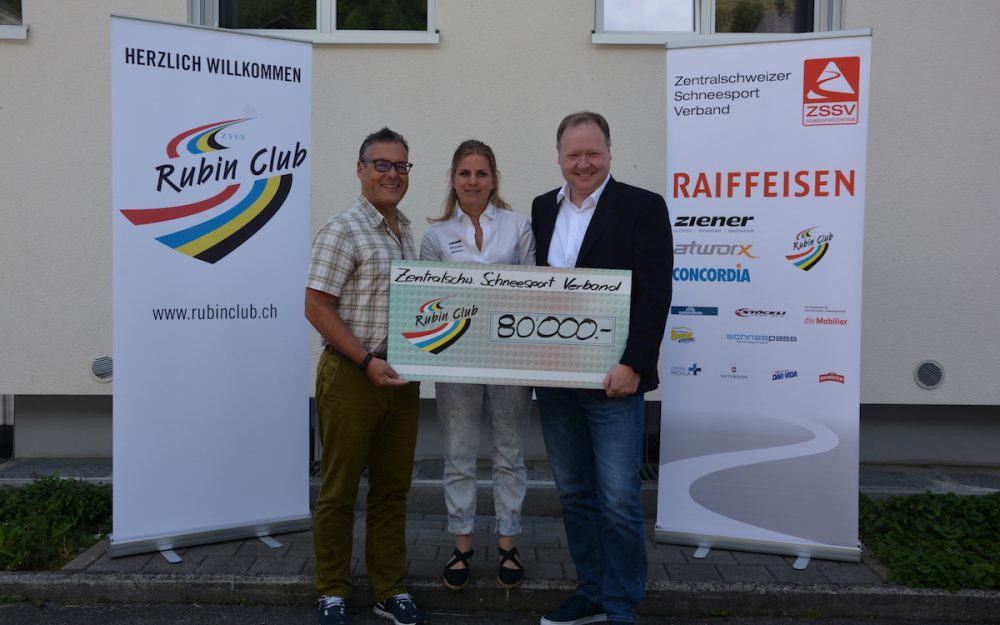 ZSSV-Mitgliederversammlung im Zeichen der Wahlen Check-Übergabe zwischen Rubin Club (Armon Saluz, links) und dem ZSSV (Carmen Emmenengger, Mitte; Berni Aregger, rechts)