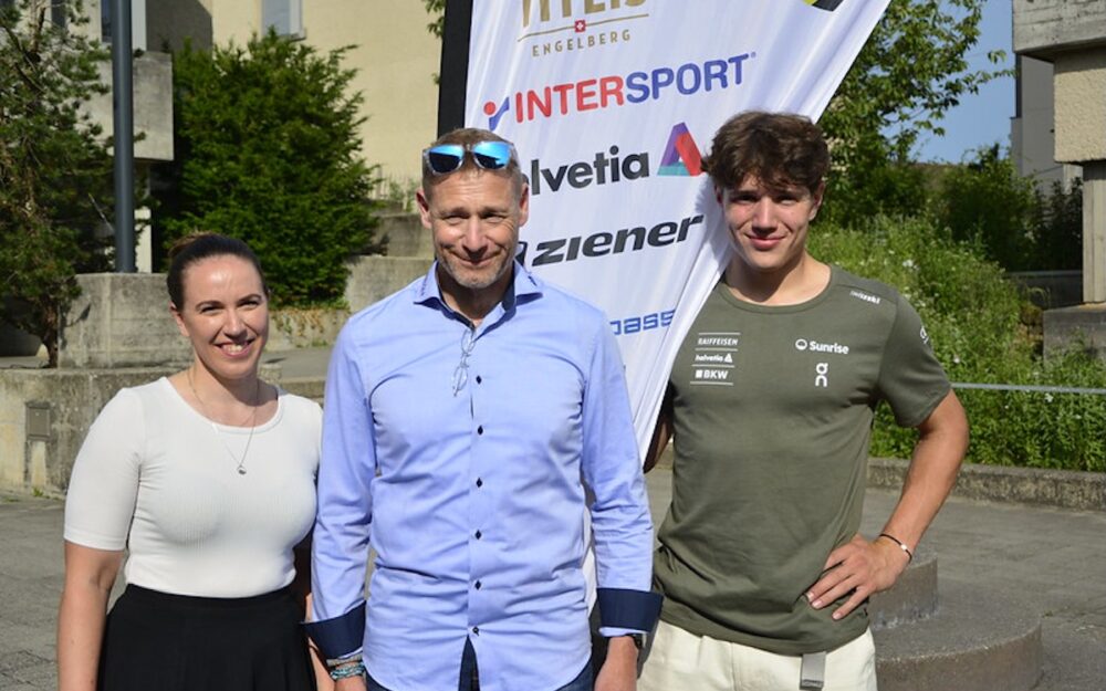 Der ZSSV ehrte Lenz Hächler für dessen Top-Winter 2024/25 ZSSV-Präsident Felix Huber (Mitte) mit Biathletin Lena Häcki-Gross und Lenz Hächler. – Foto: ZSSV