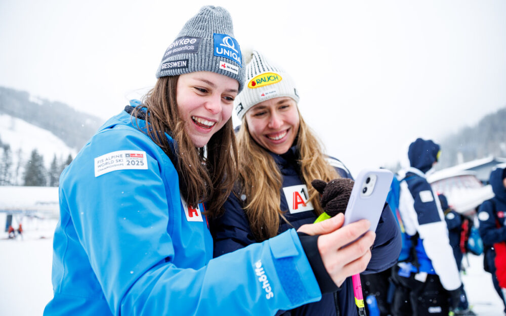 Junioren-WM: Österreich mit Frauen-Power in Tarvisio Leonie Zegg (links) und Victoria Olivier, Junioren-Weltmeisterin 2024 in der Abfahrt, gehören zum österreichischen Aufgebot für die Junioren-WM. – Foto: GEPA pictures