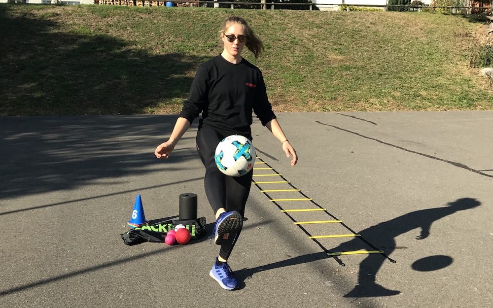 Lorina Zelger – dem Ziel schon sehr nahe Lorina Zelger noch beim Training mit dem Ball. Bald soll es zurück auf den Schnee gehen. – Foto: zvg