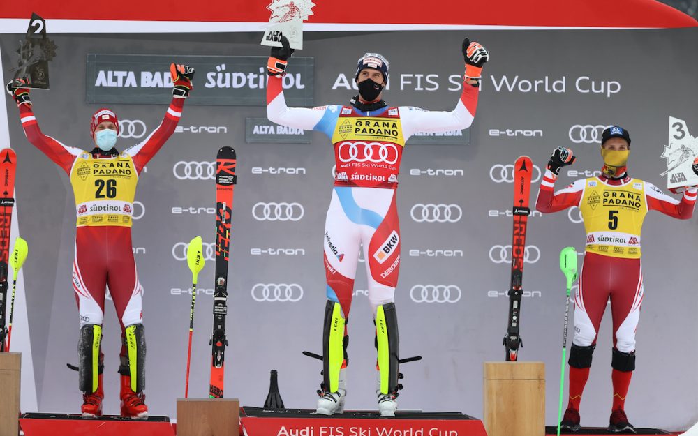 Ramon Zenhäusern fährt zum zweiten Slalom-Sieg Sieger Ramon Zenhäusern flankiert von den Österreichern Manuel Feller (links) und Marco Schwarz (rechts). – Foto: GEPA pictures