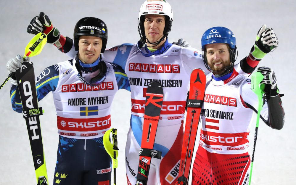 Ramon Zenhäusern gewinnt beim City-Event von Stockholm vor Andre Myhrer (links) und Marco Schwarz (rechts). – Foto: GEPA pictures