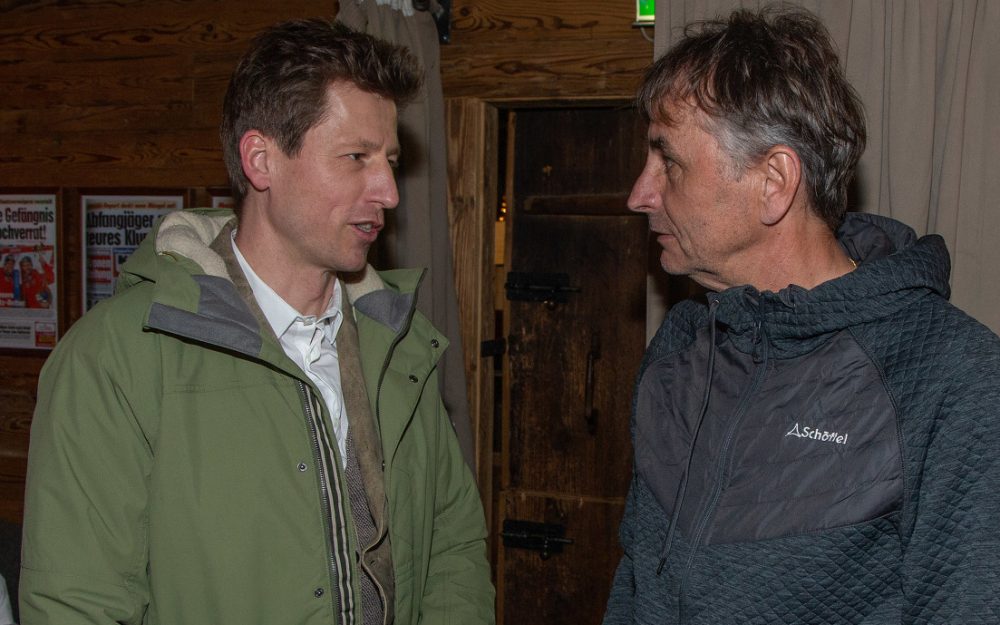 Reinhold Zitz (rechts), seit 1989 Geschäftsführer des Austria Ski Pool, im Gespräch mit Hannes Reichelt. – Foto: GEPA pictures