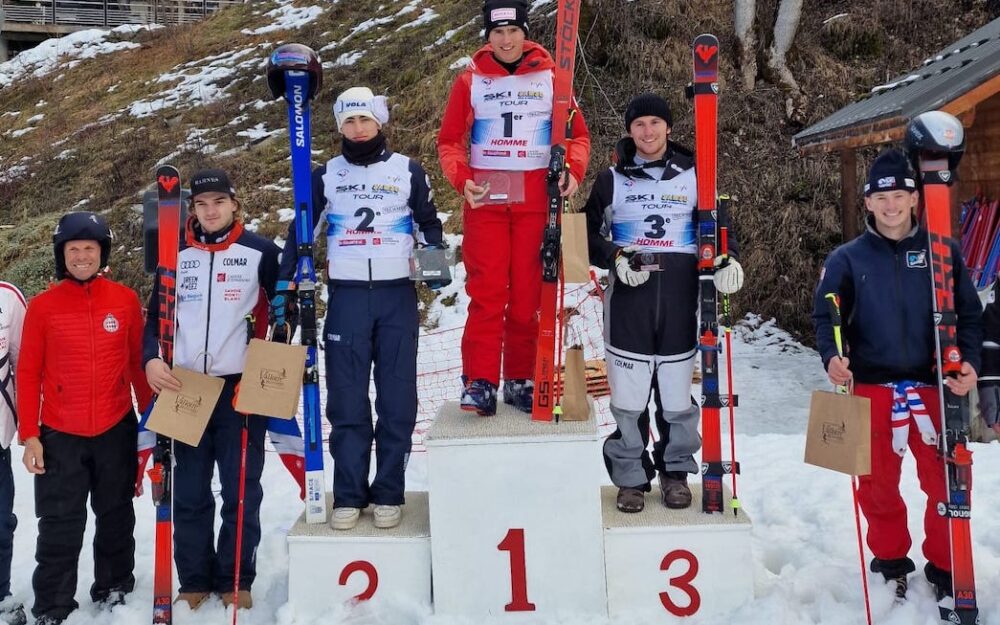 Sandro Zurbrügg feiert seinen ersten Sieg in einem FIS-Rennen. – Foto: zvg / Swiss Ski