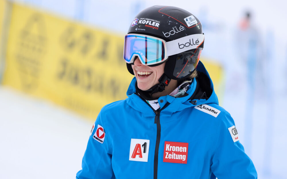 Nina Astner wechselt die Farbe ihrer Skier von Gelb auf Rot Nina Astner. – Foto: GEPA pictures