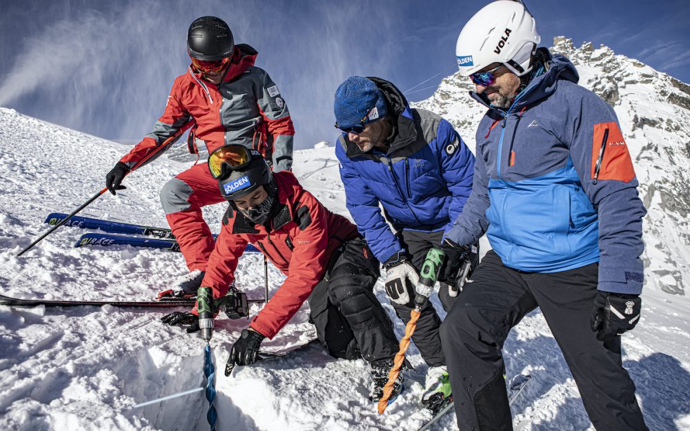 Piste gut – „grünes Licht“ für den Weltcup-Auftakt FIS-Schneekontrolle in Sölden: Rupert Steger (ÖSV Event-Marketing), Isidor Grüner (Sölden), Markus Mayr (FIS) und Rainer Gstrein (Sölden). – Foto: Ernst Lorenzi/Sölden