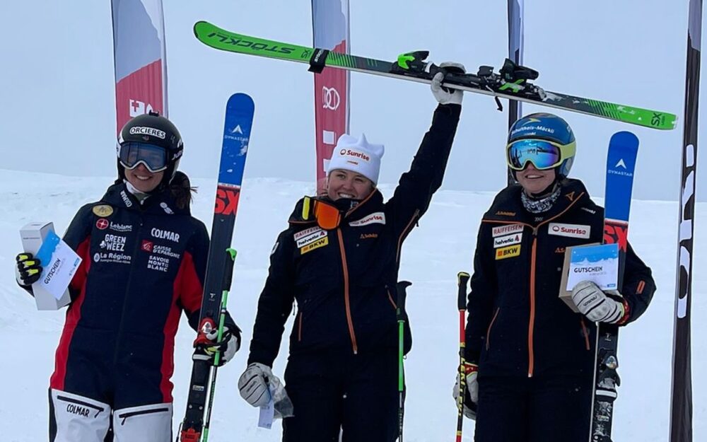 Alizee Baron (links), Margaux Dumont (Mitte) und Saskja Lack bei der Siegerinnenehrung. – Foto: zvg