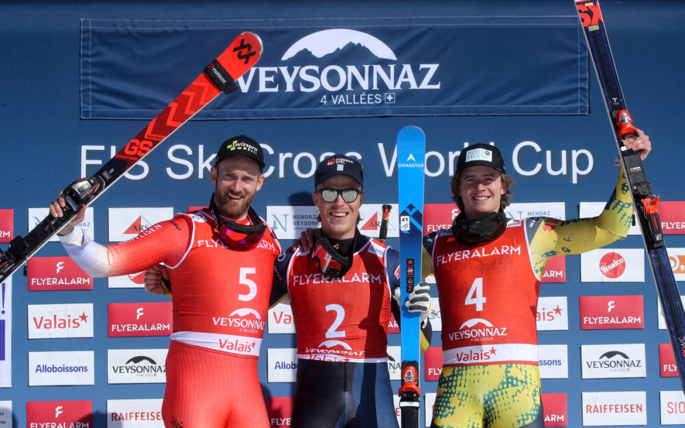 David Mobaerg (Mitte) gewinnt in Veysonnaz vor Alex Fiva (links) und Florian Wilmsmann. – Foto: GEPA pictures