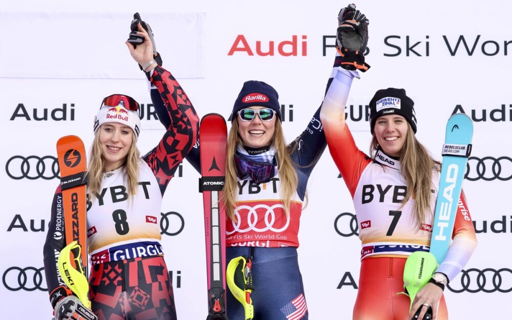 Lara Colturi, Mikaela Shiffrin und Camille Rast (v.l.) stehen wie bereits vor genau einem Jahr in Gurgl auf dem Podest. – Foto: GEPA pictures