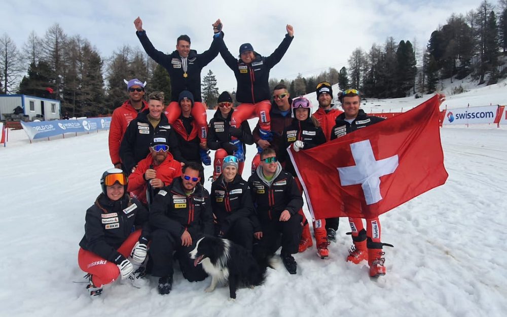 Das ganze Skicross-Team von Swiss Ski (inkl. das vierbeinige Maskottchen Ice) feiern Lucas Richard und Margaux Dumont. – Foto: zvg
